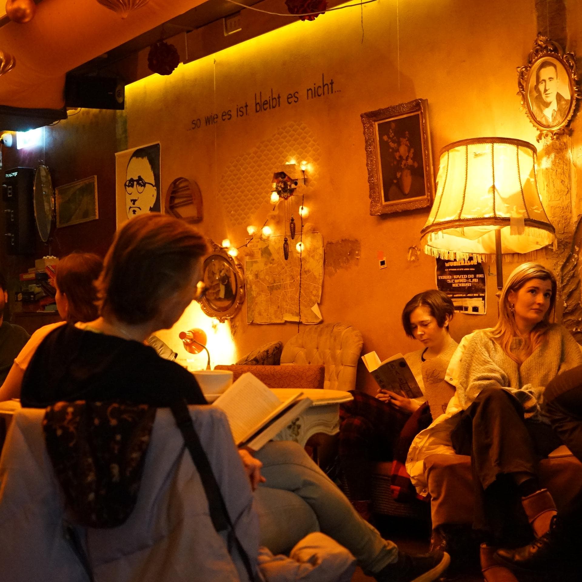 Offline Hangout 📵 | Café Brecht