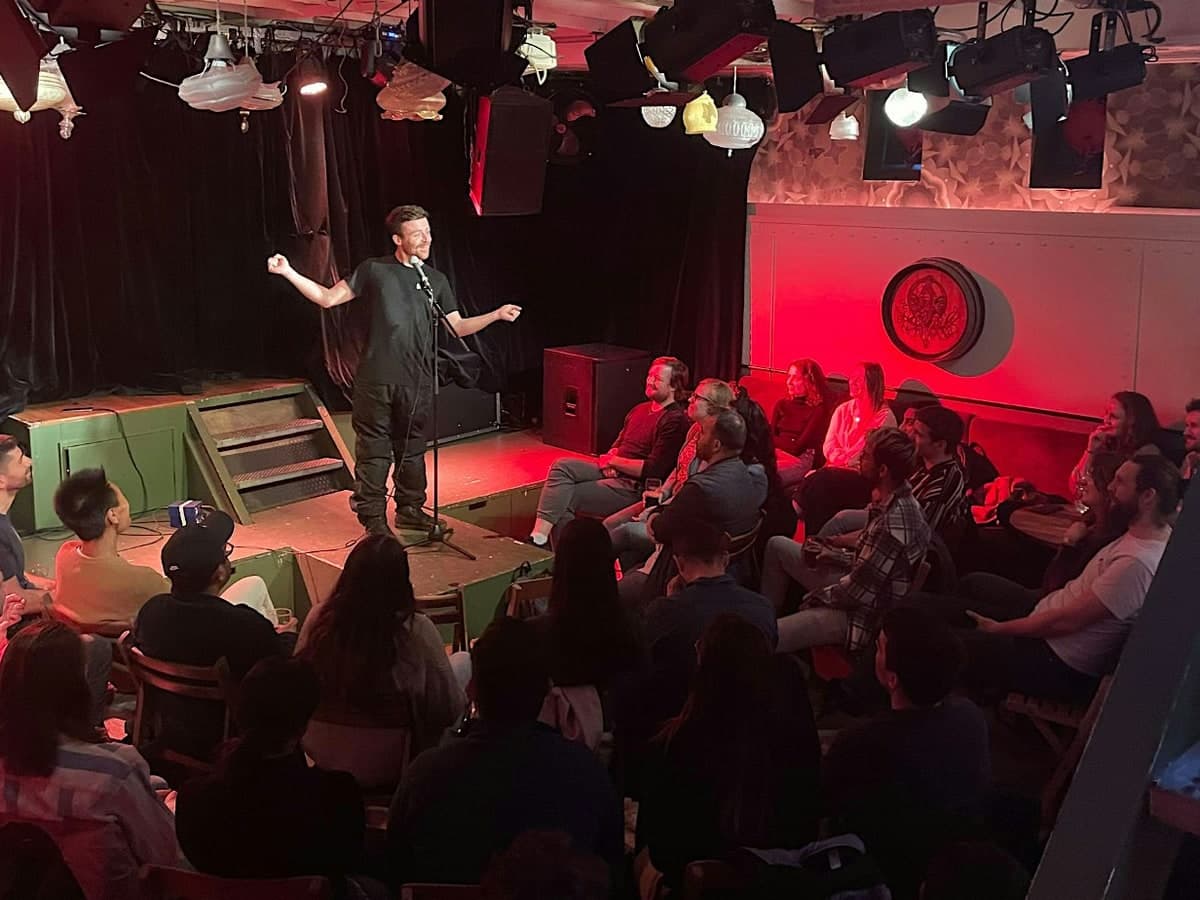 Jokes on the Boat: Stand-Up Comedy in English